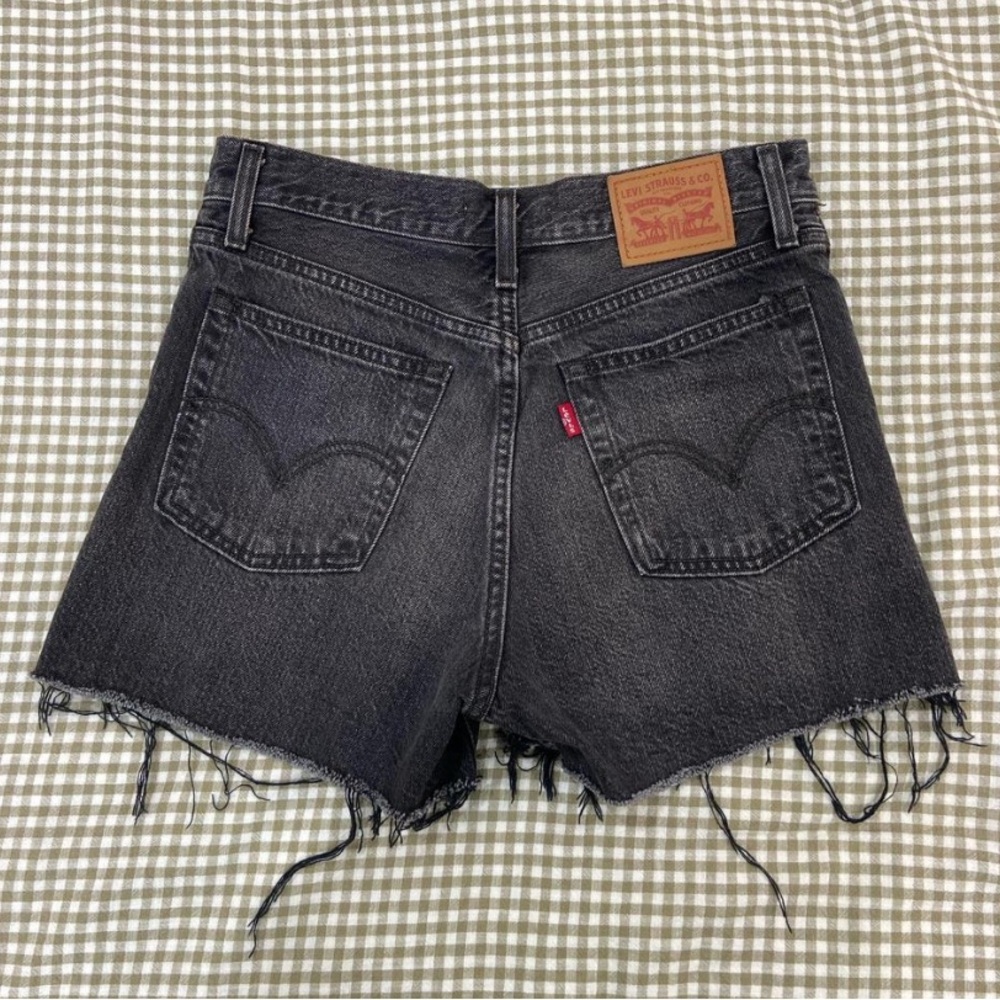 Levi's black denim “wedgie” cut-off shorts - Picture 3 of 5